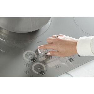 Monogram Table de cuisson à induction de 36 po noire - ZHU36RDTBB