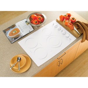 GE Profile Table de cuisson électrique à dessus lisse de 30 po Blanc - PCP932TM1WW