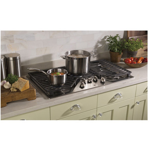 Table de cuisson continue à gaz profondément encastrée GE de 36 po, acier inoxydable - JGP5036SLSS