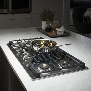 Table de cuisson à gaz profondément encastrée Monogram de 36 po en acier inoxydable - ZGU36ESLSS