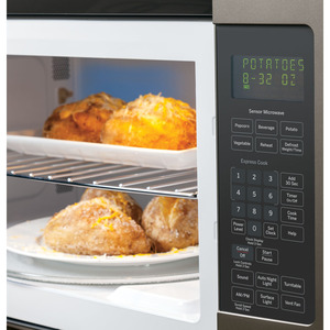 GE Fours à micro-ondes à hotte intégrée de 1.7 Pi. Cu. Ardoise JVM6175SLVC