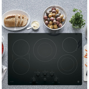 GE Profile Table de cuisson électrique à dessus lisse de 30 po Noir PP7030DJBB