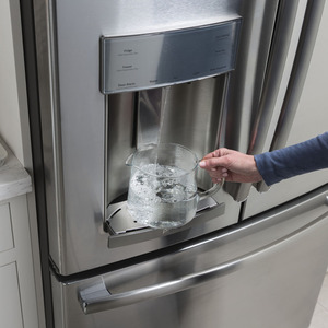 GE Profile Réfrigérateur de 22,1 pi³ avec Keurig® K-Cup® Ardoise PYE22PMKES