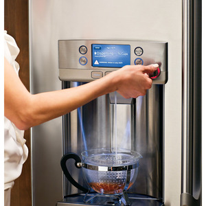 GE Café de 27.8 pi.cu. Réfrigérateur avec porte à deux battants Acier Inoxydable CFE28TSHSS