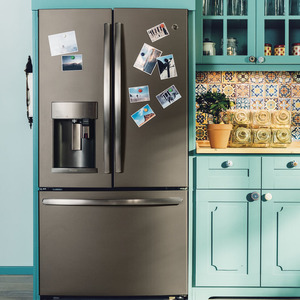 GE Profile Réfrigérateur de 27,7 pi³ avec Keurig® K-Cup® Ardoise PFE28PMKES