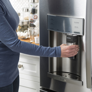GE Profile Réfrigérateur de 27,7 pi³ avec Keurig® K-Cup® Acier inoxydable PFE28PMKES