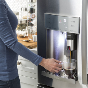 GE Profile Réfrigérateur de 27,7 pi³ avec Keurig® K-Cup® Acier inoxydable PFE28PMKES