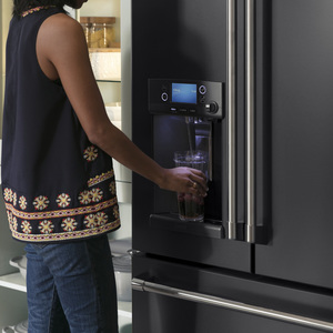 Réfrigérateur de 27,8 pi3 GE Café avec porte à deux battants fini ardoise noire  - CFE28UELDS