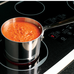 Monogram Table de cuisson électrique de 36 po Noir sur Acier Inoxydable ZEU36RSJSS